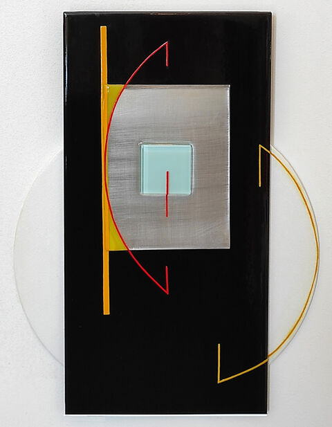  Passerelle / 2022
lacquer on canvas, ceramic, metal, resin & glass (40x30)